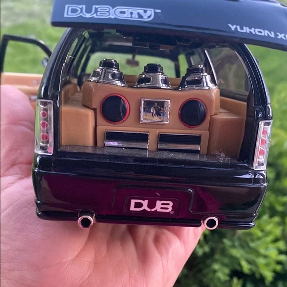 ミニカー DUBCITY 2002 GMC YUKON DENARI DUB DUB CITY 1/24 - 2002